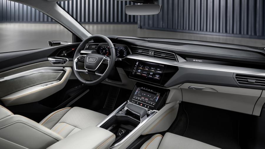 Торпедо Audi e-tron 55 Quattro 2019 года  (WW) (фото 18 из 452)